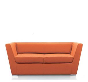 DOUBLE - Diemme kleiner Sessel und Sofa, gepolsterte Sitze, verschiedene Farben.